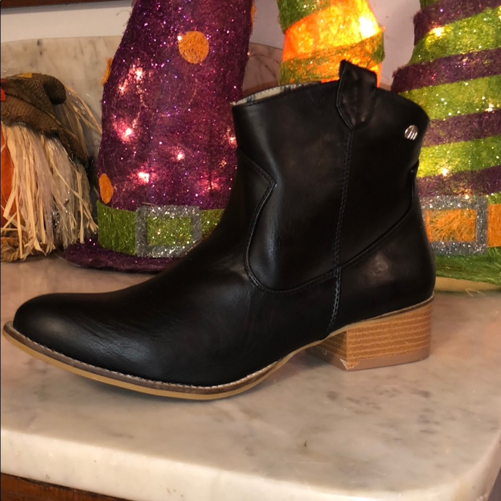 Never worn women’s US 9.5 ankle boots